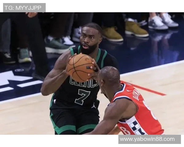 杰伦布朗首节表现抢眼8投5中贡献12分2篮板3助攻助力球队连连得分